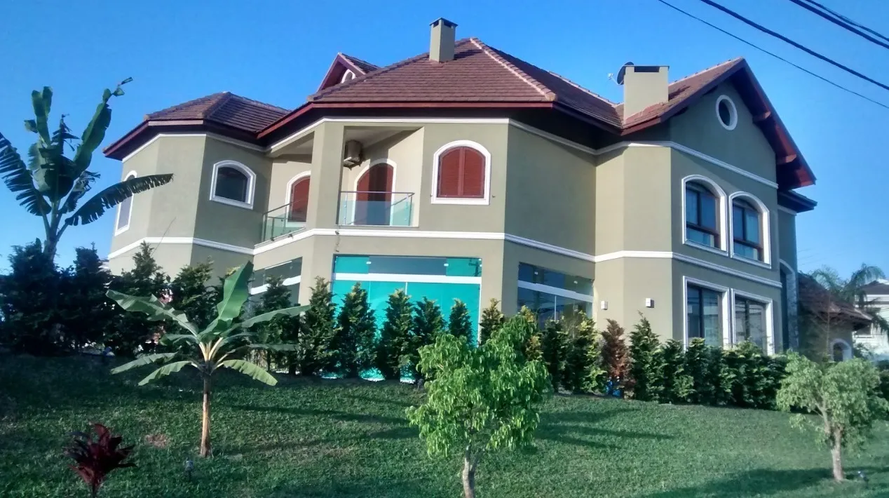 Foto do imóvel Luxuosa casa em condomínio à venda em Santana de Parnaíba, São Paulo-SP: 4 quartos, 2 suítes, 3 salas, 5 banheiros, 6 vagas, 480m². em Morada dos Lagos, São Paulo - SP