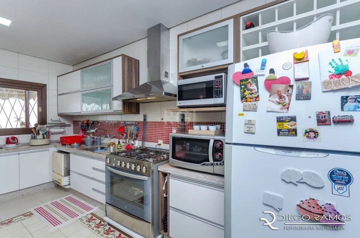 Imagem Casa para Venda - 216m², 4 dormitórios, sendo 1 suites, 4 vagas - Menino Deus