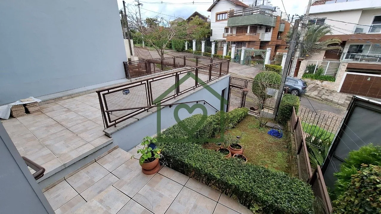 Casa 3 dormitórios sendo um suíte com sacada e garagem para dois carros. No andar inferior: Living...