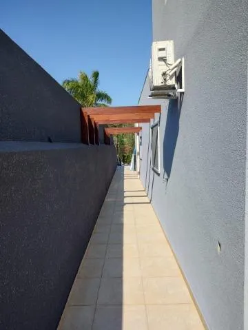 Imagem VENDA DE CASA NO CONDOMÍNIO ARUJÁ COUNTRY CLUB, EM ARUJÁ/SP, 200m² com 3 quartos, suíte, hidro, planejados, sala com lareira e 3 vagas. CONSULTE-NOS.