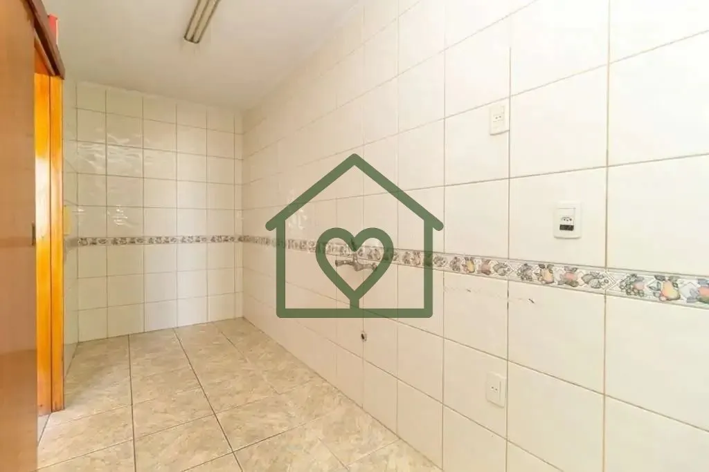 Imagem Imóvel com 02 dormitórios, living amplo , cozinha, banheiro social com box e armários, 01 vaga pa...
