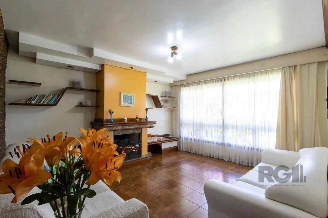 Imagem Casa com 4 quartos, suíte, churrasqueira, lareira, garagem coberta e lindo jardim.