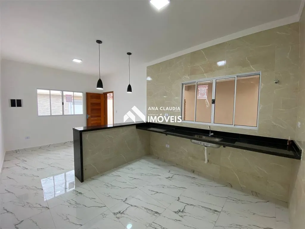 Imagem Casa nova com piscina a venda em Mongaguá a 450 metros da praia, lado serra