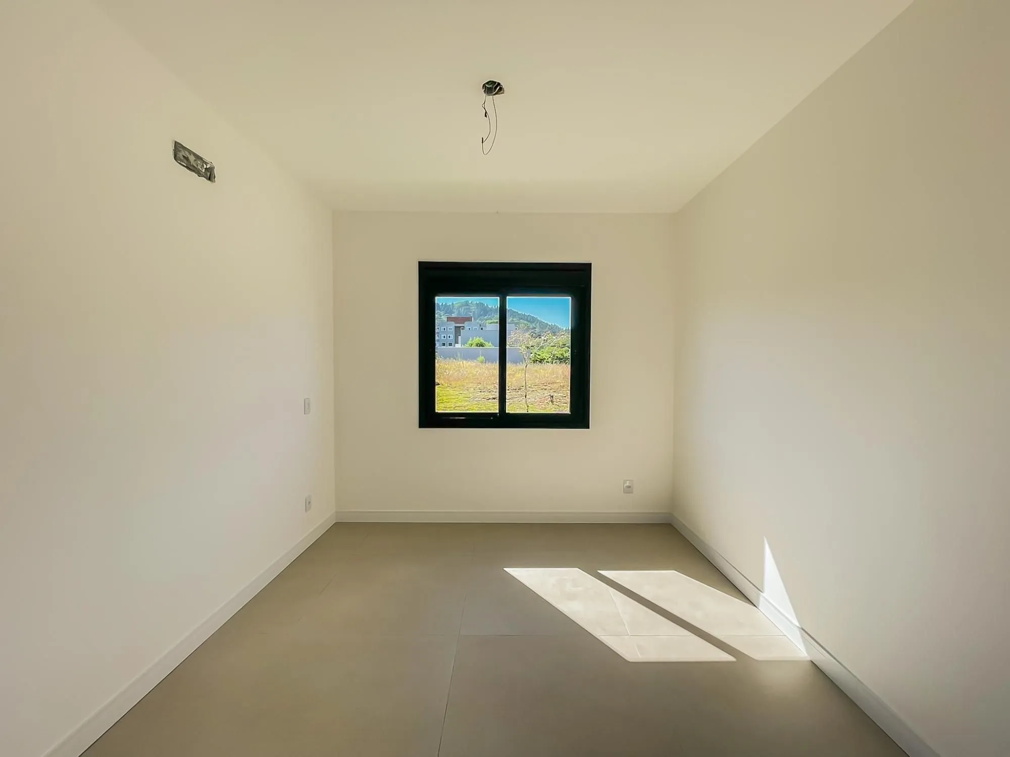 Imagem Casa térrea com 100m² privativo, em condomínio fechado na Estrada Jorge Pereira Nunes