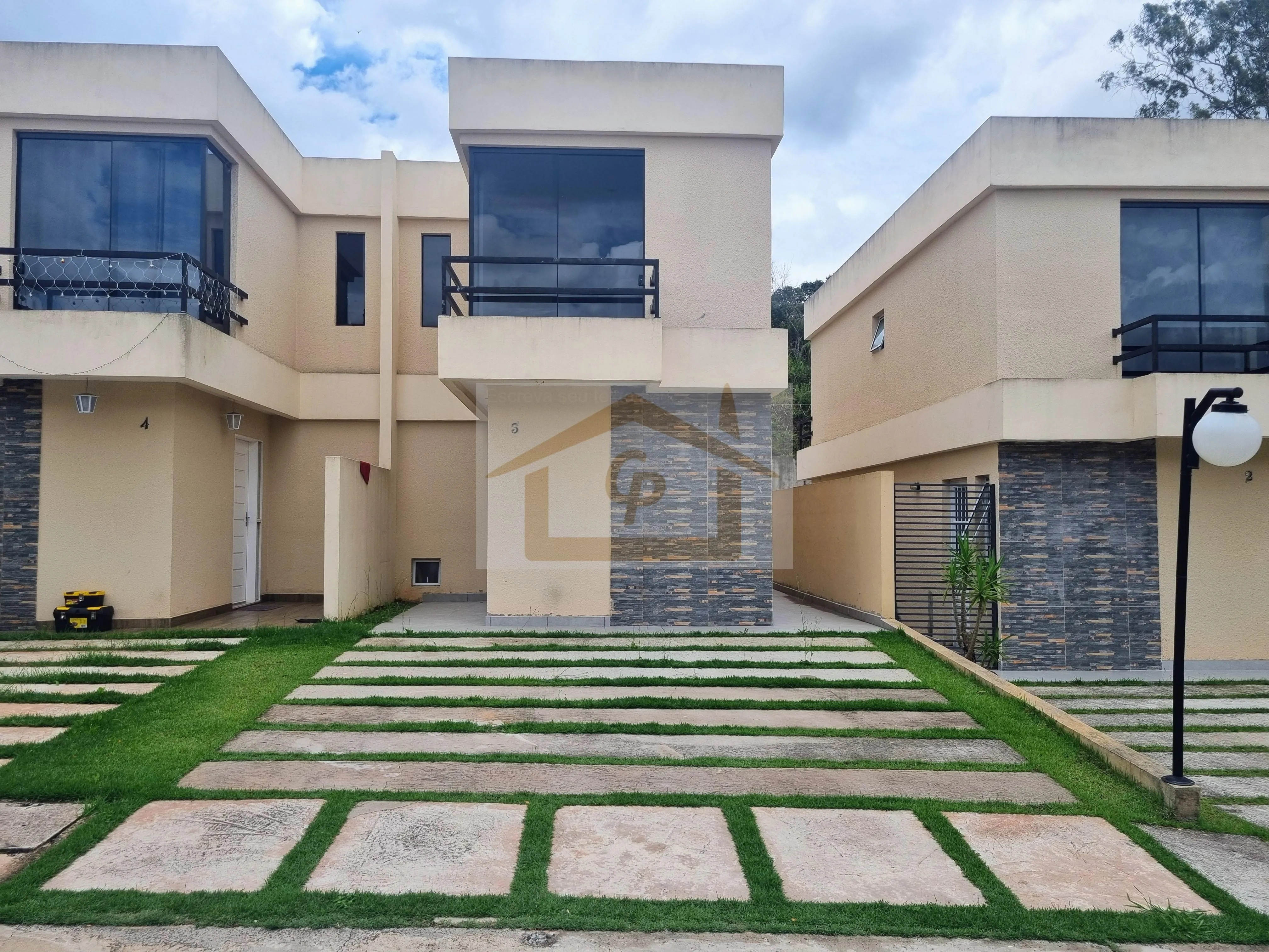 Foto do imóvel Pequeno Residencial, Casa com Duas Suítes, varanda, 2 vagas