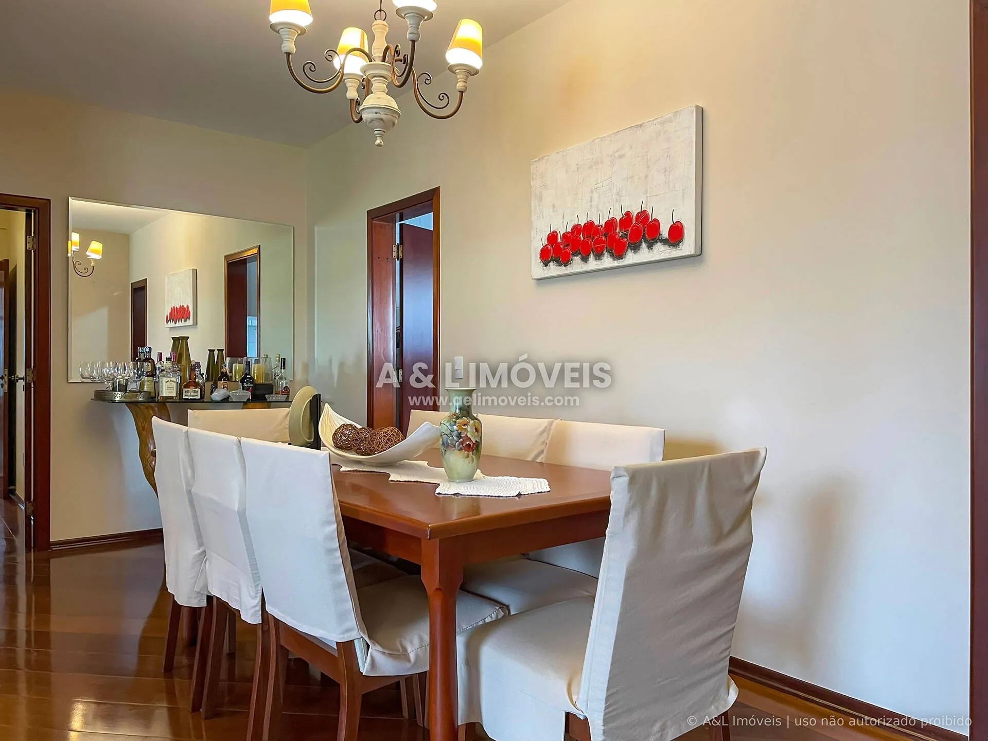 Imagem Apartamento à Venda no Capivari - 4 Dormitórios, SPA e 400 m da Praça