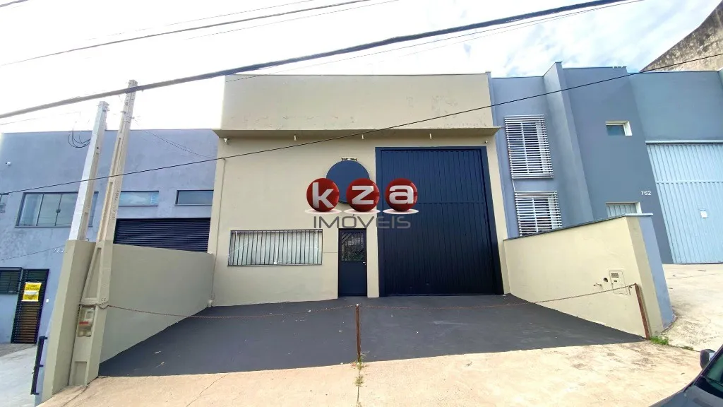 Imagem Barracão Comercial para Locação em Valinhos-SP, Parque dos Cocais: 2 Salas, 3 Banheiros, 2 Vagas e 300m². Venha conferir!