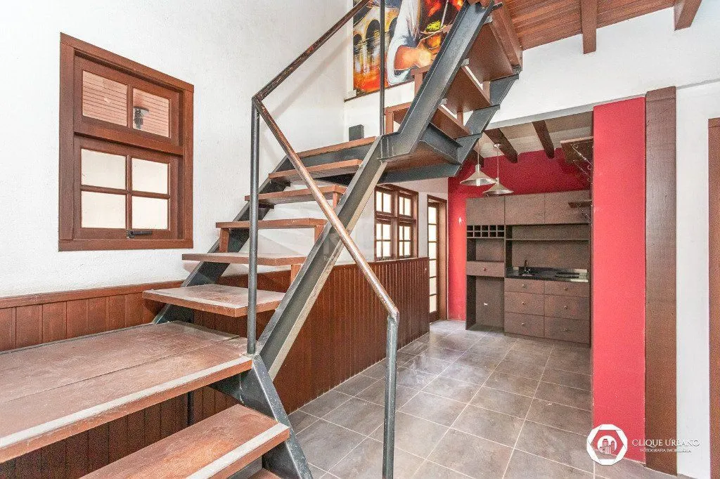 Imagem Casa para Venda - 330m², 4 dormitórios, sendo 3 suites, 2 vagas - Petrópolis