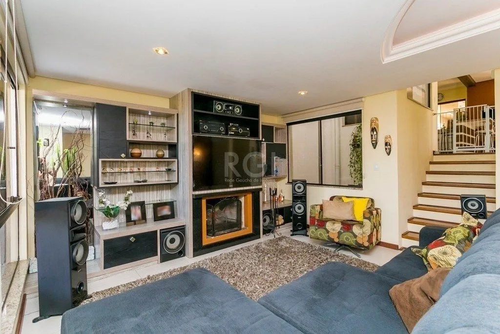 Imagem Excelente casa em condomínio com 3 suítes, piscina e 3 vagas de garagem