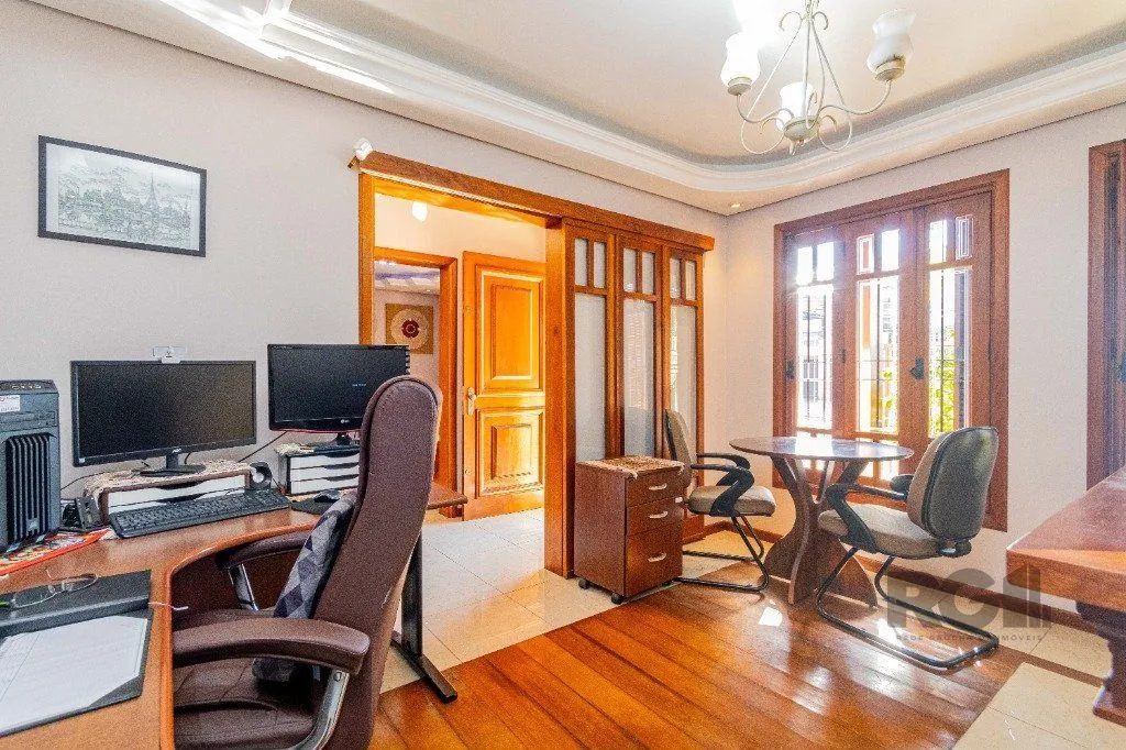 Imagem Casa de 4 dormitórios 304m² no bairro Jardim Lindóia