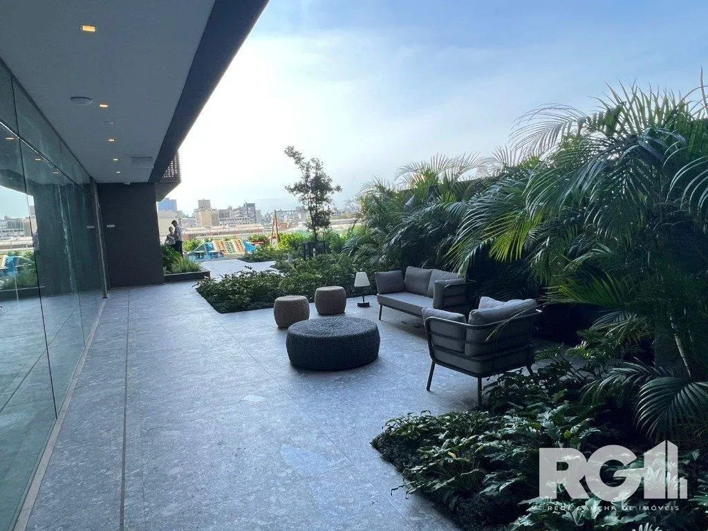 Imagem Apartamento com 143 m² privativos, possui 3 suítes, (sendo 1 máster), living, cozinha, dependência de empregada, lavabo, 143 m² de área privativa, 2 vagas de garagem.