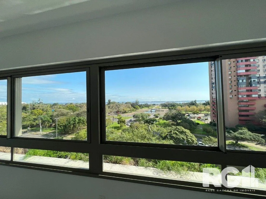 Imagem Apartamento com 143 m² privativos, possui 3 suítes, (sendo 1 máster), living, cozinha, dependência de empregada, lavabo, 143 m² de área privativa, 2 vagas de garagem.