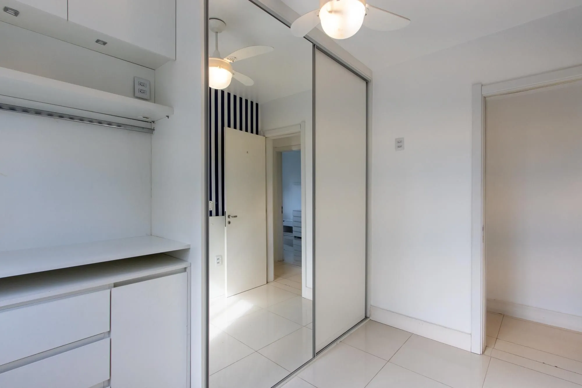 Imagem Apartamento no Bairro Cristal de 3 dormitórios,1 Suíte, Semi mobiliado com 1 vaga escriturada