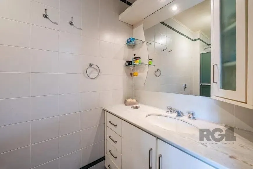 Imagem Cobertura desocupada, espaçosa e bem iluminada nos bairros Bom Fim/Rio Branco, com 3 dormitórios, sendo 2 suítes, e 2 vagas cobertas que acomodam até 4 veículos.