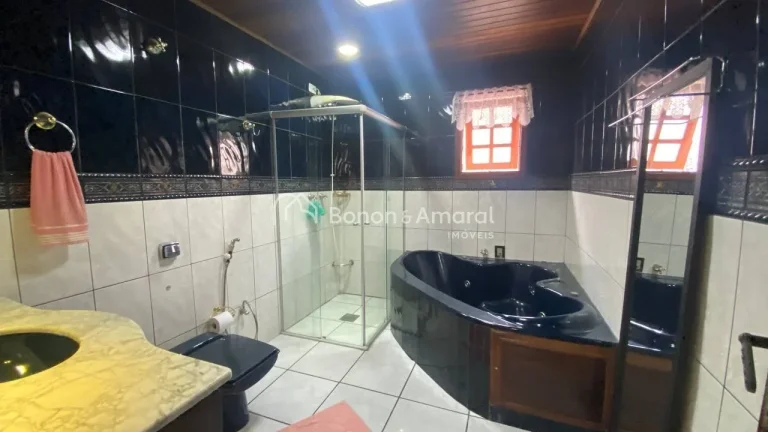 Imagem Casa térrea de madeira, com excelente distribuição. São 3 suítes, sendo 1 suíte máster com hi...