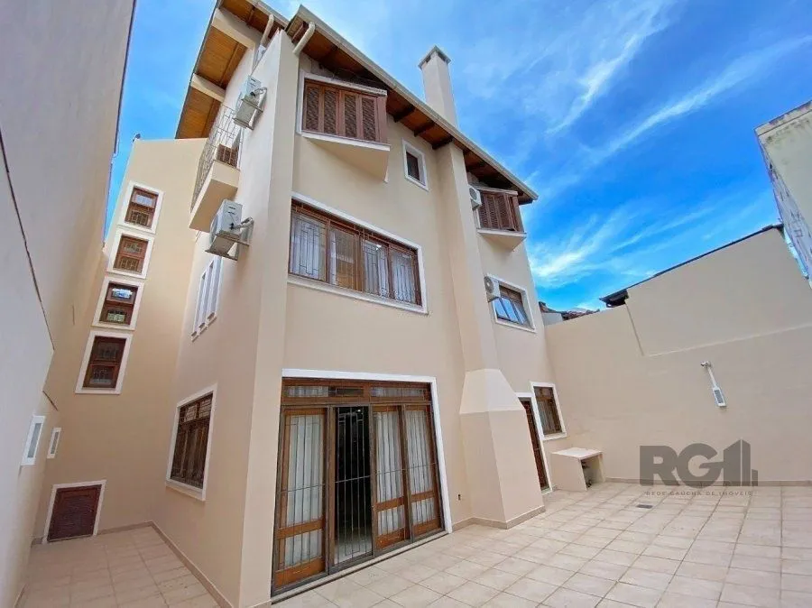 Imagem Excelente casa de 465m² com 3 dormitórios e 5 vagas de garagem.