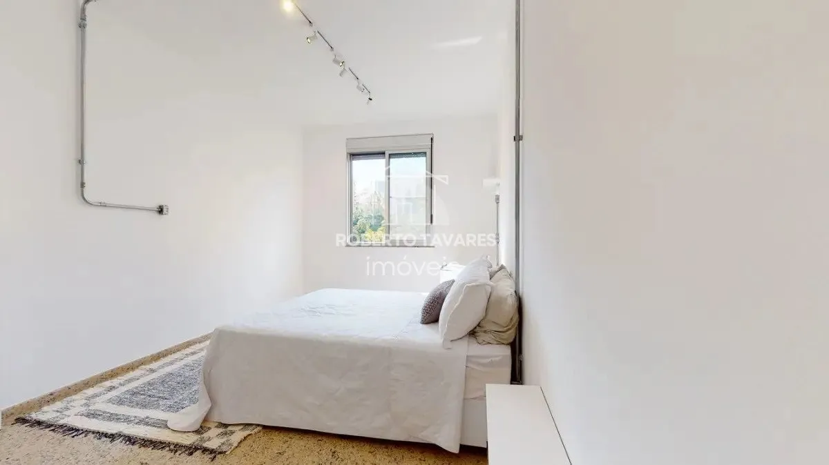 Imagem Apartamento mobiliado, com 4 dormitórios, 2 suítes, 1 vaga de garagem e 4 banheiros, bem localizado. Fica próximo ao Shopping Frei Canneca.