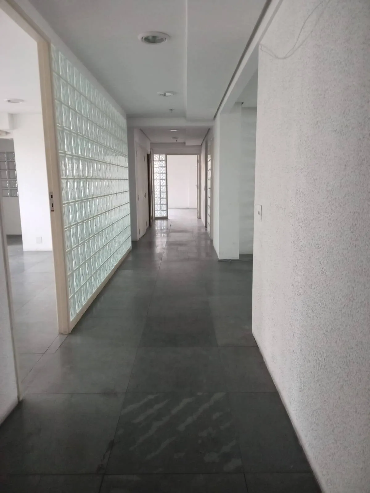 Imagem Sala Comercial no Centro de Alphaville - 250m² com 6 Vagas e Infraestrutura Completa