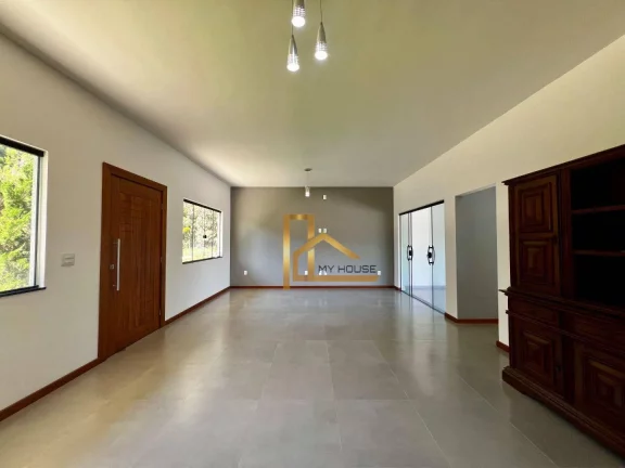 Imagem Casa com 3 dormitórios sendo 1 suíte e vista privilegiada à venda, 201 m² - Vale das Nações - Teresópolis/RJ