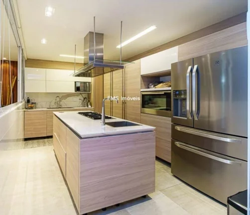 Imagem Imperdível oportunidade de adquirir uma casa no Pacaembu, São Paulo-SP, com 3 quartos, 3 suítes, 3 salas, 5 vagas de garagem e 380m².