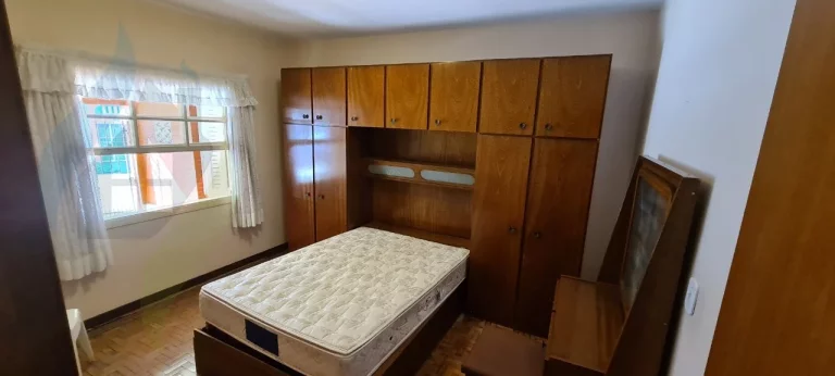Imagem Casa de 3 dormitórios, 2 banheiros, 4 vagas, com 280m² em Jardim Silvestre, São Bernardo do Campo