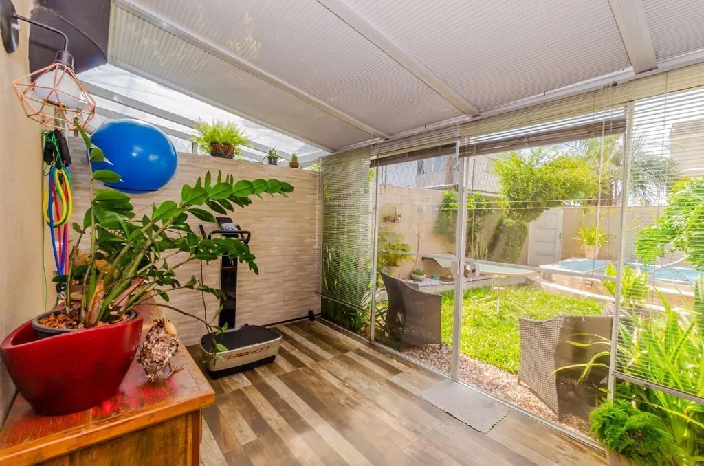 Imagem Casa em Condomínio 4 Dormitórios com Suíte no Lindoia - Porto Alegre