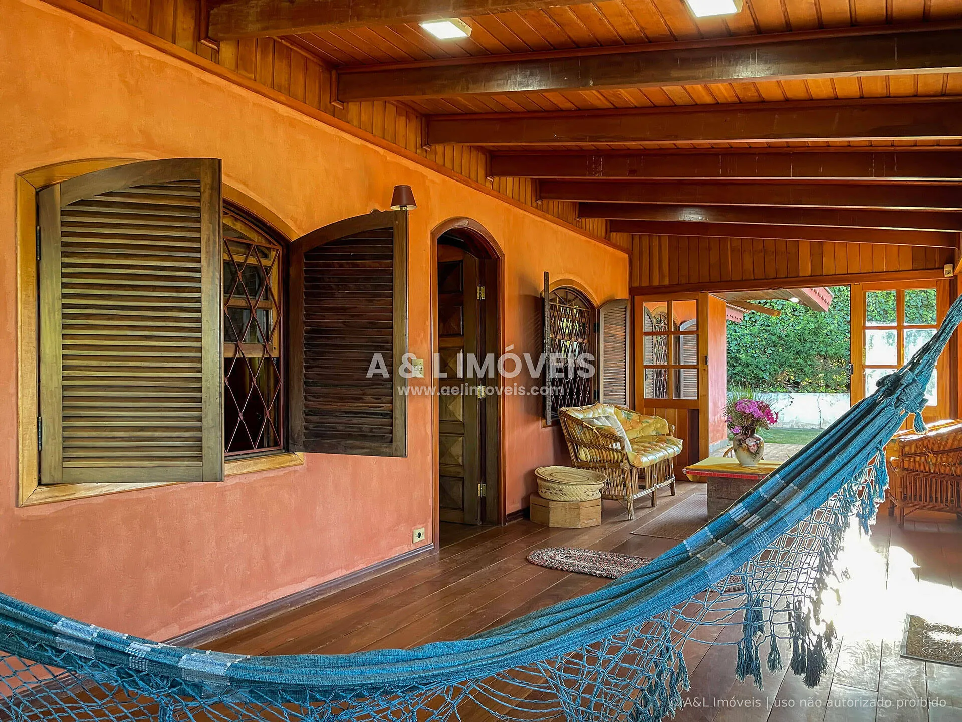Imagem Casa térrea 3 dorms em Campos do Jordão com lareira de face dupla