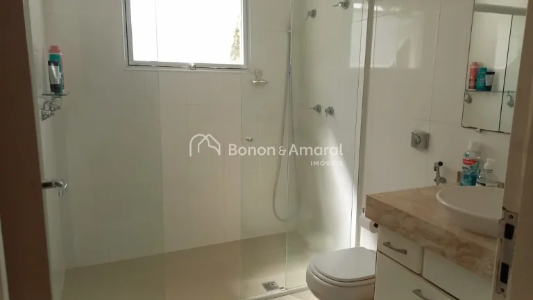 Imagem Esta casa em condomínio oferece uma área total de 480 metros quadrados, proporcionando um espaço ...