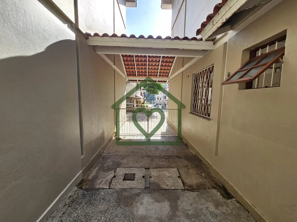 Imagem Casa em condomínio reformada e semimobiliada, com vaga para até 04 carros.

Térreo com living de ...