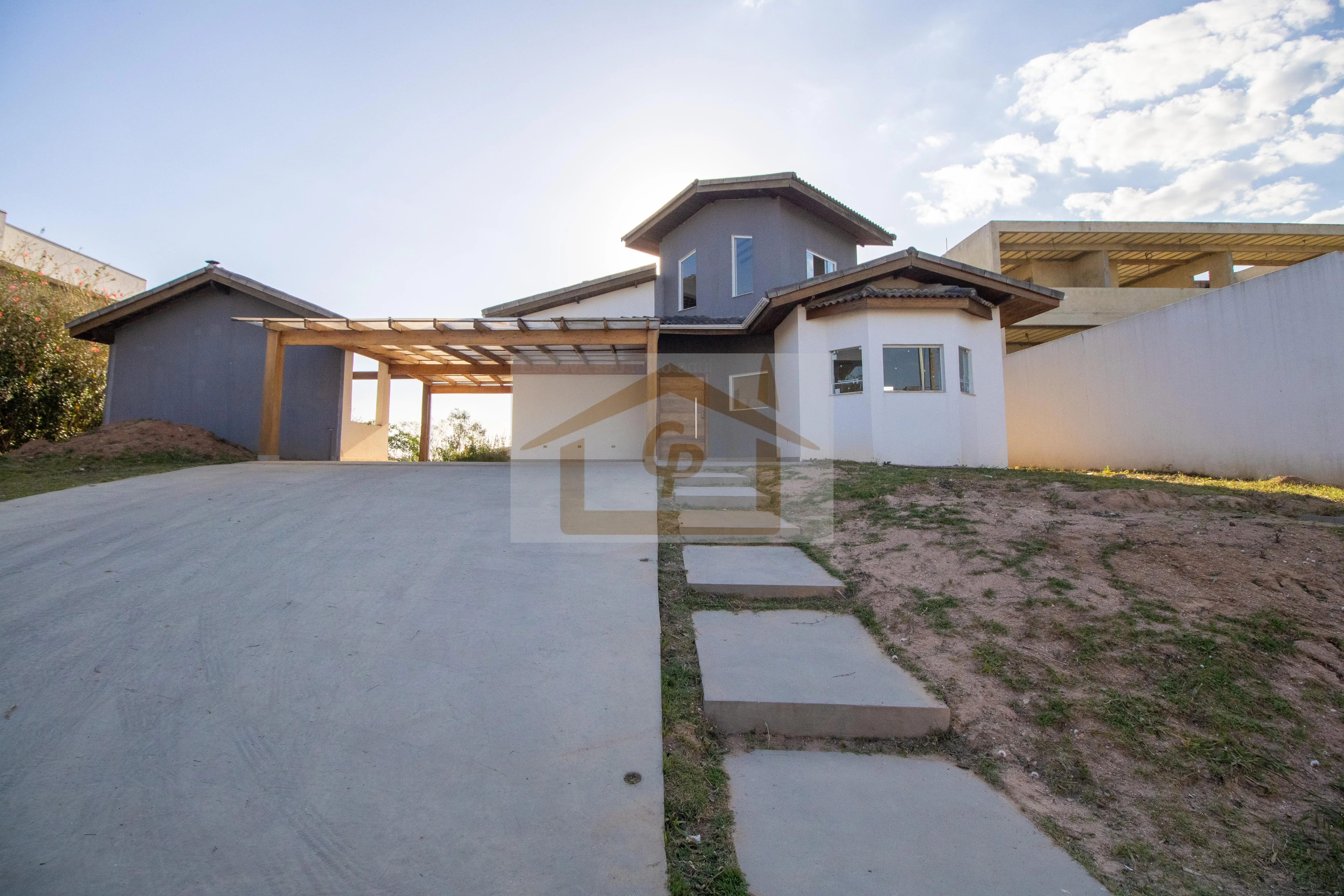 Foto do imóvel terreno 1000 metros, Casa com 2 suítes no andar térreo + um suíte no superior *varanda