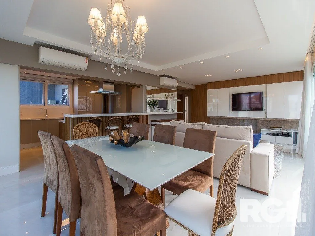 Imagem Belíssimo apartamento todo decorado por arquiteto. Apartamento com 170 m2, 3 suítes, sendo 1 suíte máster no bairro Petrópolis.