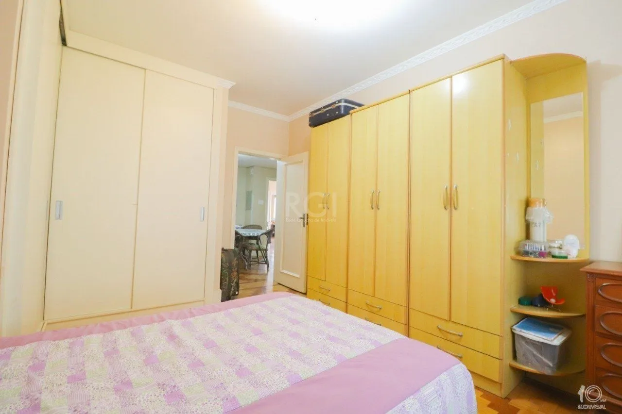Imagem Apartamento á venda com 3 dormitórios com 1 suíte com sacada + 2 sacadas na sala e living, 233,85M² e 1 vaga de garagem escriturada e coberta, no Bairro Independência em Porto Alegre.