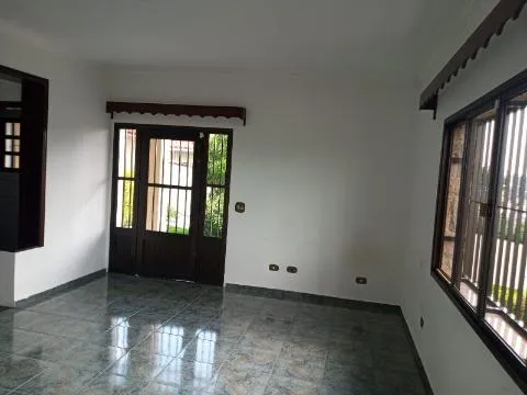 Imagem LOCAÇÃO COMERCIAL DE CASA NO JARDIM PLANALTO, EM ARUJÁ/SP, 400m² com 4 dorm, 3 salas, quintal amplo, churrasqueira e garagem p/ 4 autos. CONSULTE-NOS.