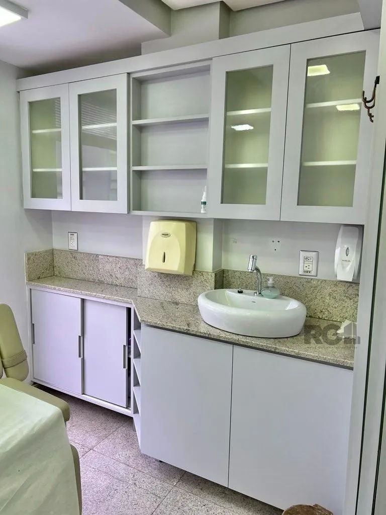 Imagem Conjunto comercial para comprar totalmente mobiliado e desocupado, localizado na prestigiada Rua Felipe Camarão, em frente à Redenção.