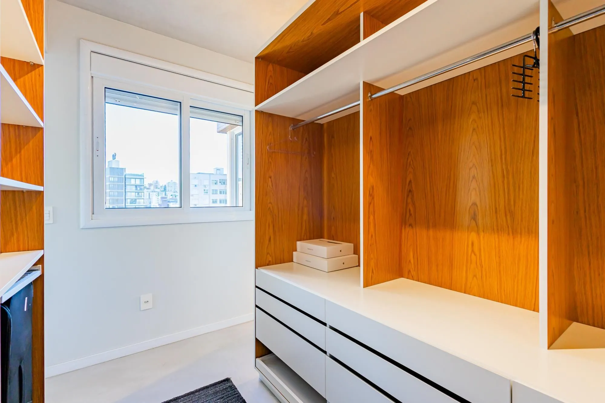 Imagem Espetacular apartamento finamente decorado e mobiliado por arquiteto renomado com 3 vagas próx. Rua Nova Iorque