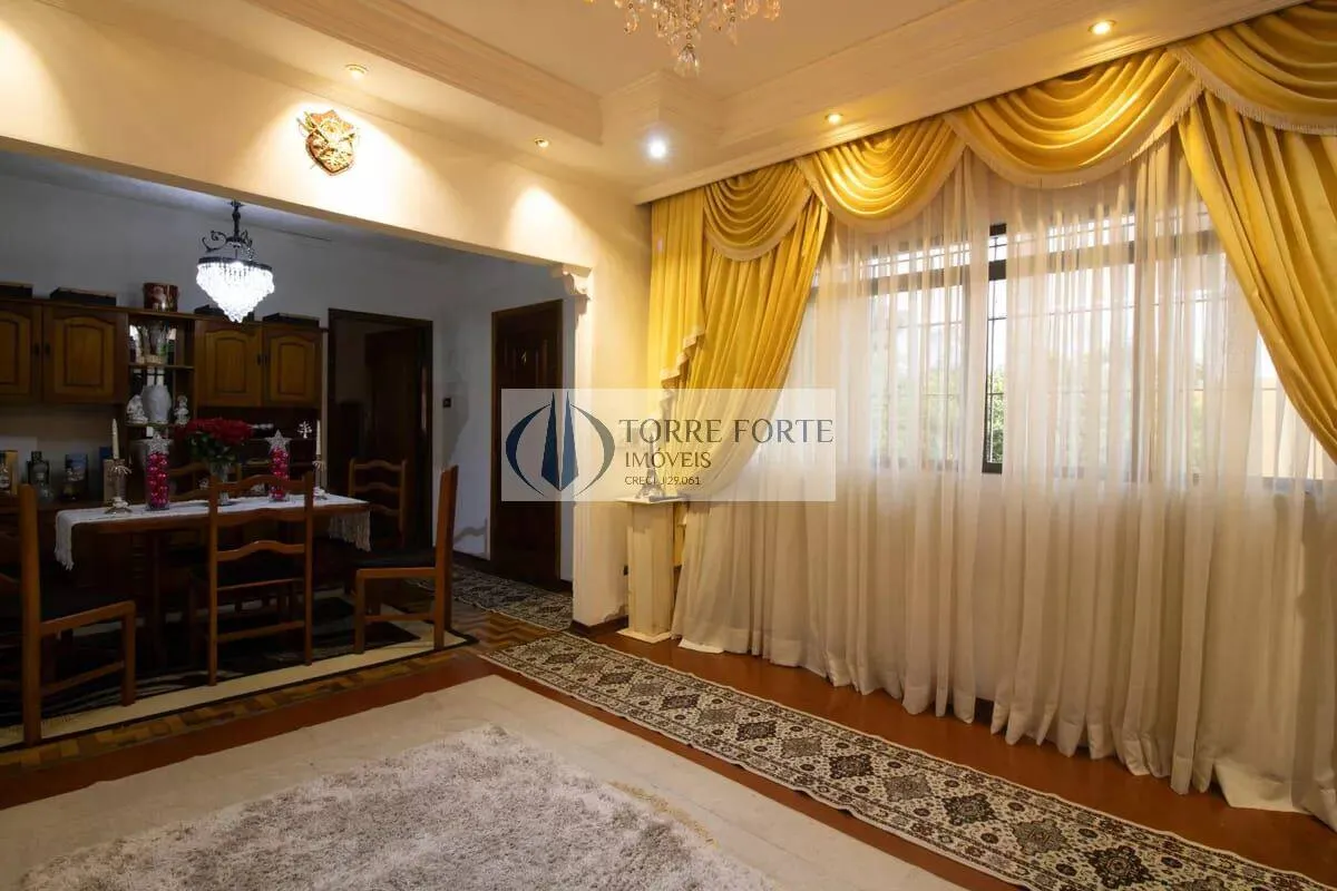 Imagem Casa com lindo espaçoso quintal, 3 vagas de garagem, 2 dormitórios