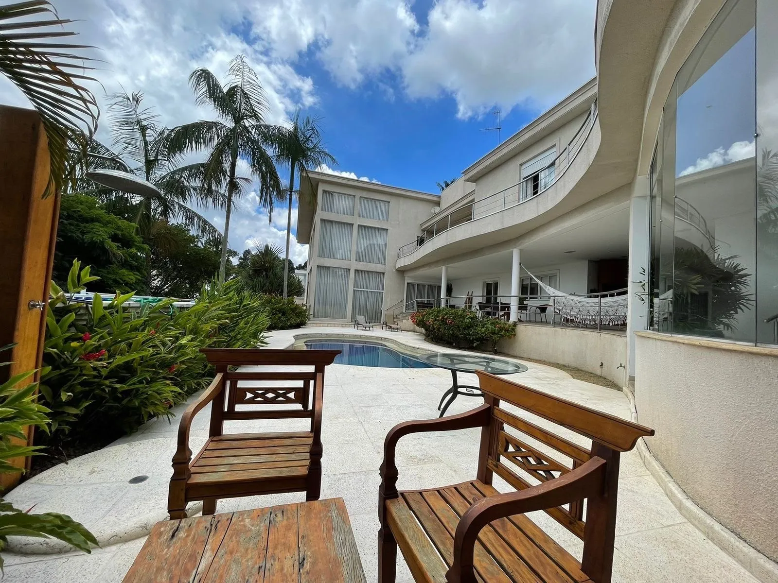 Imagem Casa de luxo à venda no Valville 2, Alphaville, 647 m², 4 suítes, piscina, 2 lotes, pé-direito duplo e lazer completo.