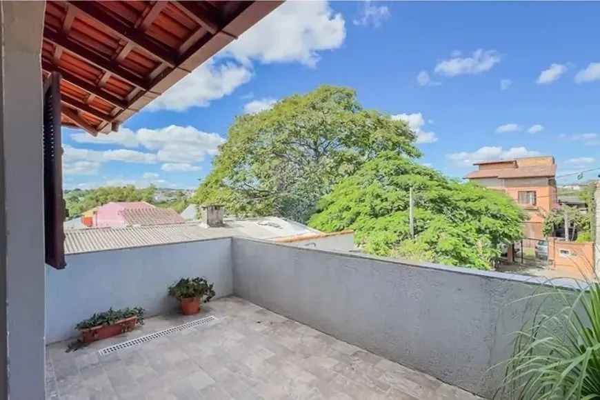 Imagem Casa térrea com 4 dormitórios, suíte e 2 vagas.