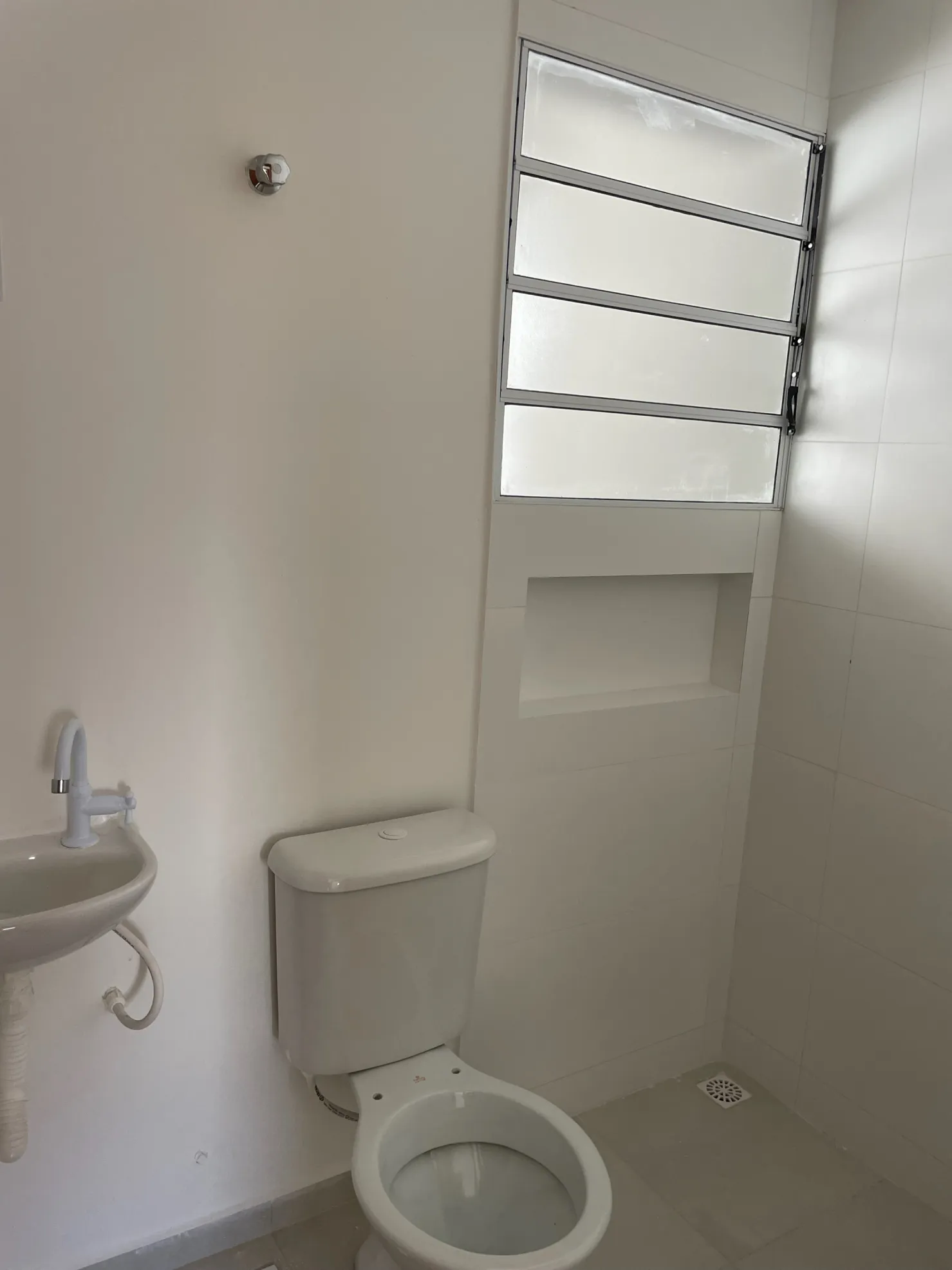 Imagem Apartamento dois dormitórios com suíte e sacada e ótima localização à venda, Bosque da Princesa, Pindamonhangaba, SP
