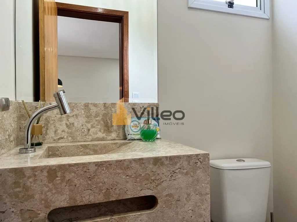 Imagem Apresentamos este magnífico sobrado localizado no Condomínio Villagio Milano, situado no bairro Wa...