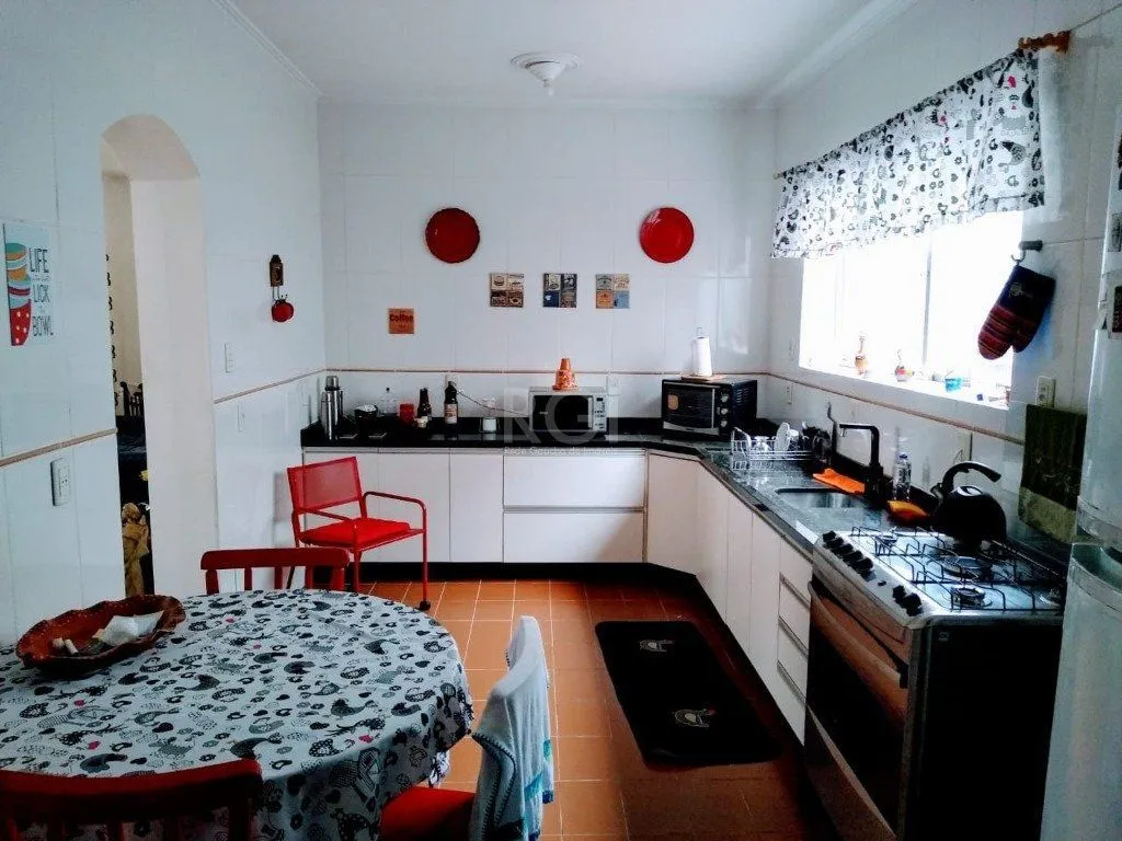 Imagem Casa para Venda - 240m², 3 dormitórios, 3 vagas - Teresópolis