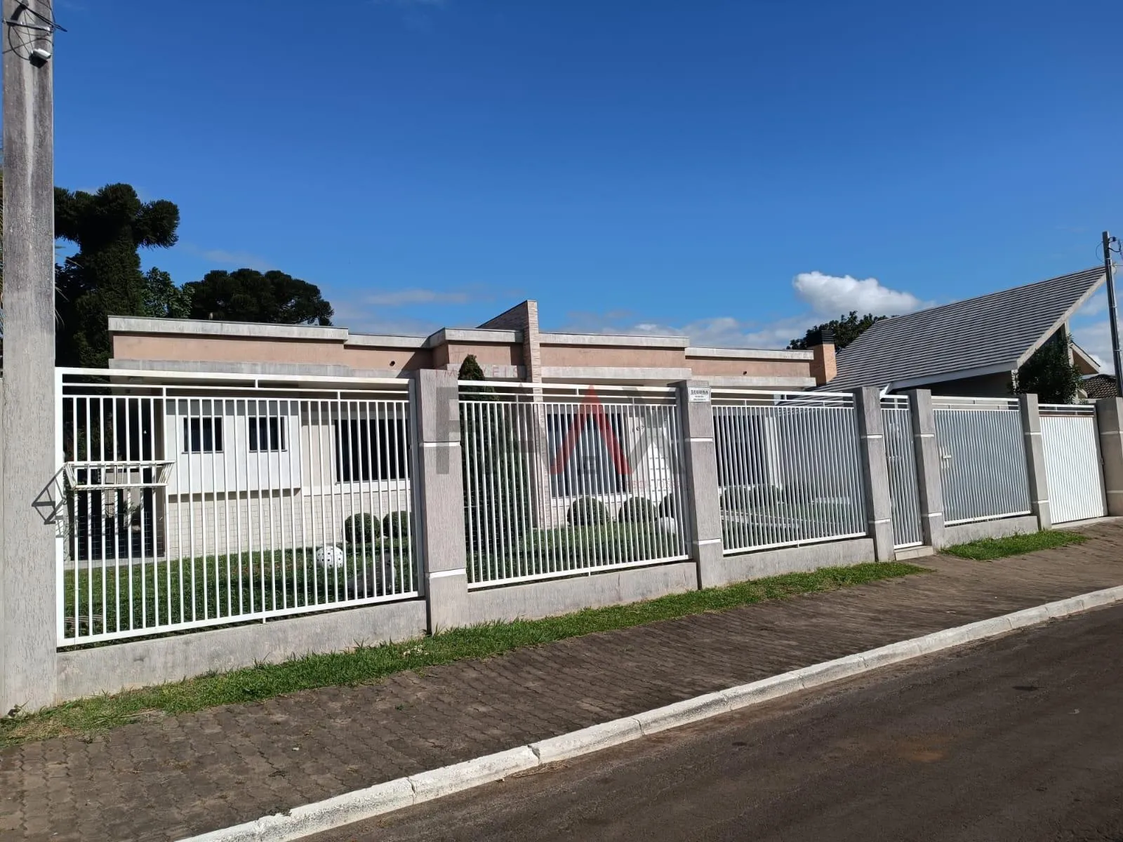 Imagem Linda casa em Bairro Privilegiado da cidade, com amplo terreno, DOS ESTADOS GUARAPUAVA PR