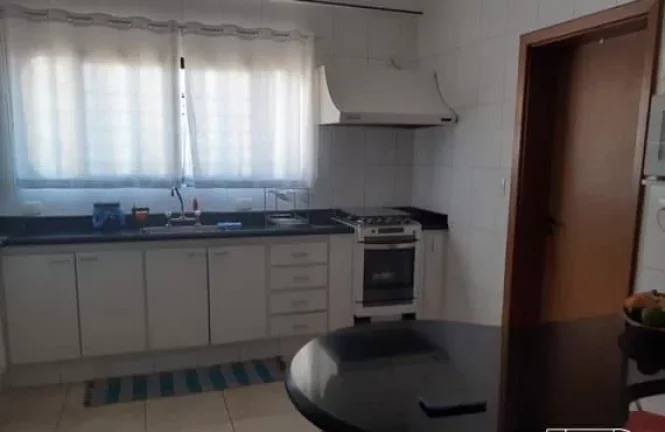 Imagem AP 2623 - Área útil: 138,61 m² - muito bem localizado, no Centro da cidade. Distribuído em uma e...
