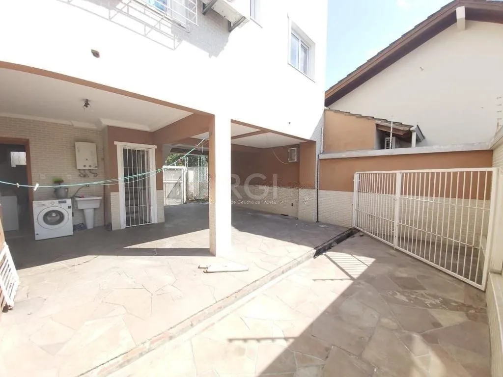 Imagem Casa com 03 dormitórios, 01 suíte, pátio com churrasqueira e 03 vagas de garagem no bairro Tristeza