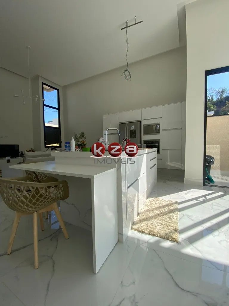 Imagem Casa em condomínio de alto padrão em Valinhos-SP, 3 quartos, 1 suíte, 2 salas, 4 banheiros, 2 vagas de garagem, 244m²