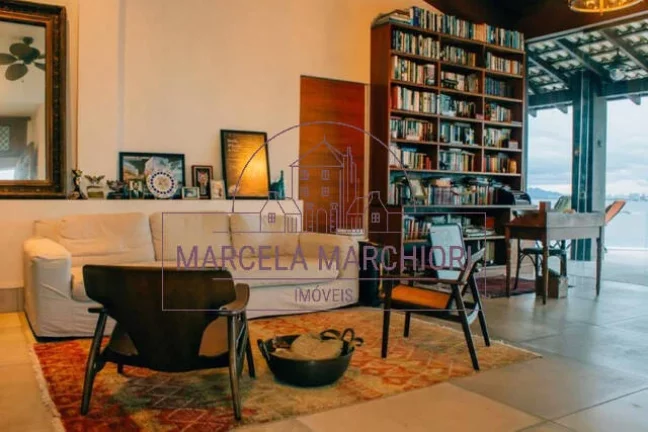 Imagem Casa alto padrão a venda em morro do moreno Praia da Costa ES.