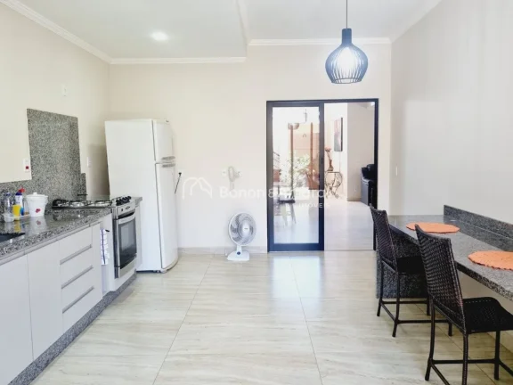 Imagem Sobrado com 4 quartos (sendo 2 suítes, uma delas no térreo), 264 m² construídos, no Condomínio ...