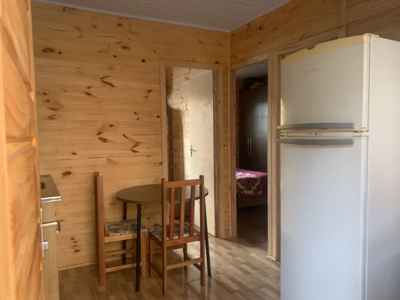 Imagem Terreno com 2 casas pré-fabricadas recém-construídas