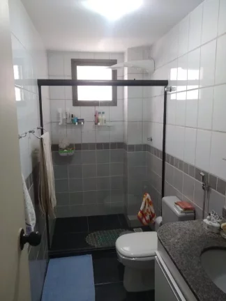 Imagem De frente para o mar da Praia do Morro 3 quartos sendo uma suíte +DCE duas vagas de garagem. Prédio com área de lazer