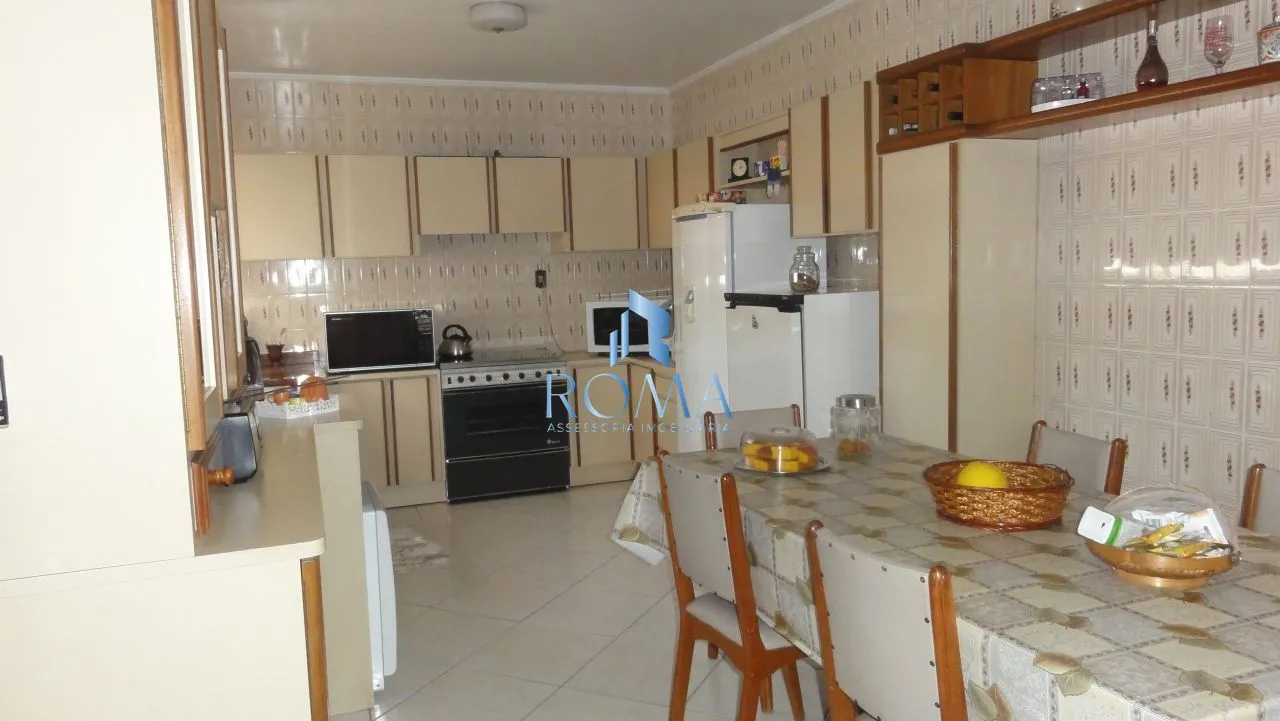 Imagem Casa à Venda no Centro de Santa Maria com 5 Dormitórios, Piscina e Salão de Fest